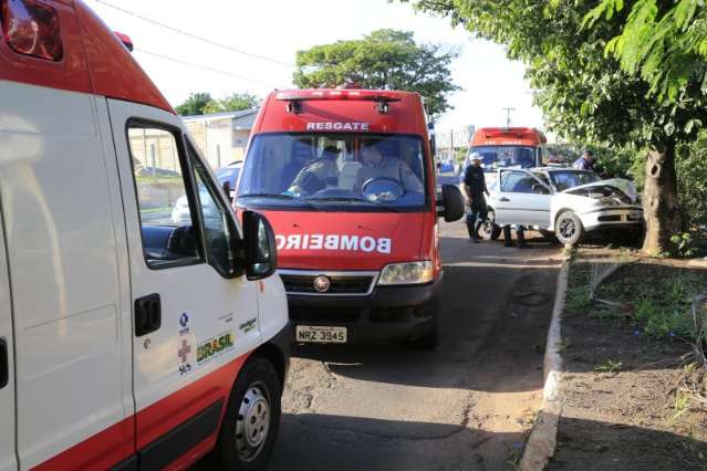 Motorista perde controle de ve&iacute;culo, bate em &aacute;rvore e quase cai em rio