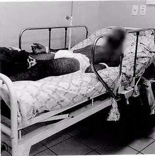 Paciente amarrado na cama em unidade de saúde (Reprodução)