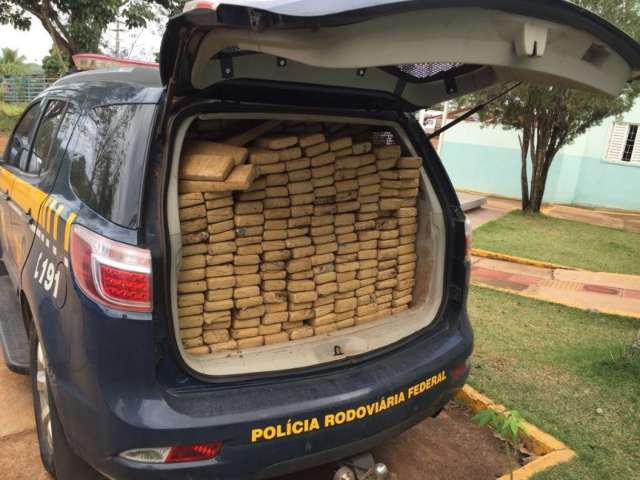 Pol&iacute;cia encontra meia tonelada de maconha em carro abandonado