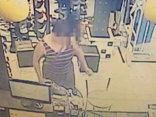 Mulher flagrada furtando tênis avaliado em R$ 1 mil de loja em shopping (Foto: Reprodução) 