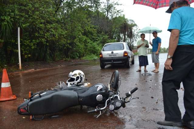 Acidente entre carro e moto deixa motociclista de 36 anos ferida 