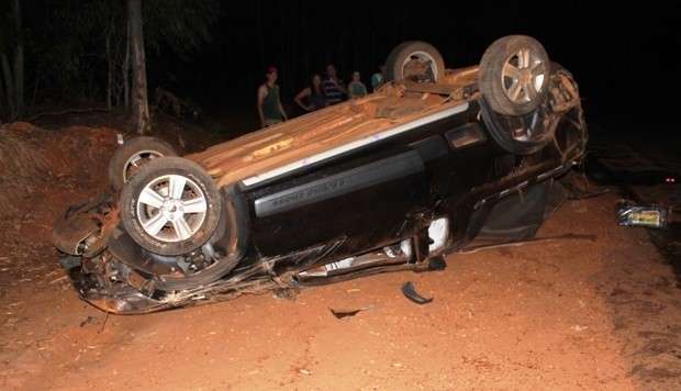 Dois jovens ficam feridos ap&oacute;s ve&iacute;culo capotar na MS-276