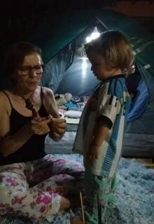 Rô comendo espetinho com a netinha Maitê(Foto: Arquivo pessoal)