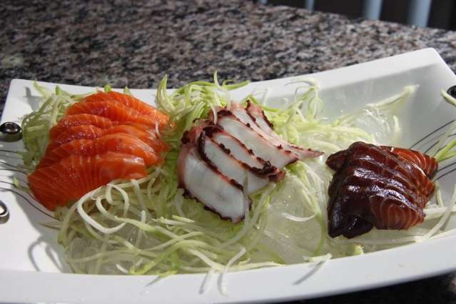 Sushi de flores comest&iacute;veis e defumado no copo impressionam em restaurante