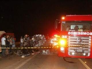 Veículo ficou destruído com a colisão, que matou o condutor. Passageira sofreu escoriações (Foto: Jose Pereira / Sidrolândia News)