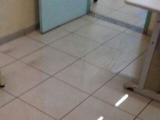 Salas ficaram molhadas na UPA Universitário. (Foto: Direto das Ruas)