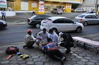 Piloto de moto da Quali Salva foi socorrido por colegas. (Foto: João Garrigó)