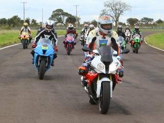 Cafu, de macacão branco, correu junto com os pilotos que disputam o Campeonato Estadual de Motociclismo. Foram oito voltas na pista do autódromo (Foto: André Bittar)