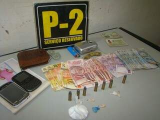 Dinheiro, drogas e munições foram apreendidas com rapaz. (Foto: Dourados News)