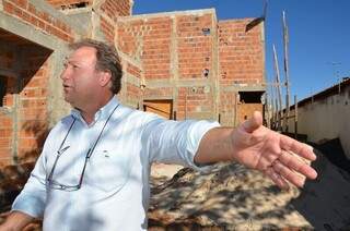 Com três obras paradas, Marcos foi obrigado a demitir 21 trabalhadores. (Foto: Vanderlei Aparecido)