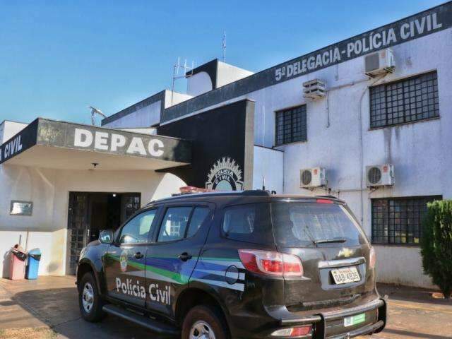 Empres&aacute;ria e filhos s&atilde;o trancados em banheiro durante assalto em &oacute;tica