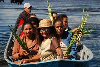 O grupo de mulheres saiu pelo rio Paraguai para aprender a escolher o aguapé a ser coletado. (Foto: Fabio Pellegrini)