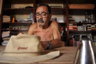 Seu Guilherme, com 67 anos, sobreviveu a infarto e hoje diz que vive super bem sozinho. (Foto: Alcides Neto)