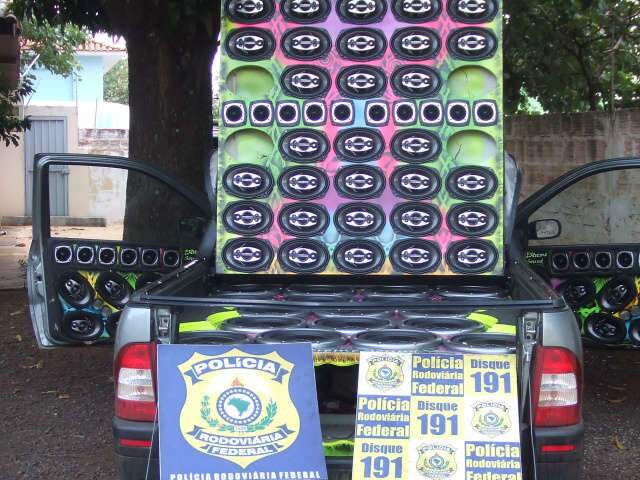  Carro sai vazio de MG e &eacute; apreendido lotado de caixas de som