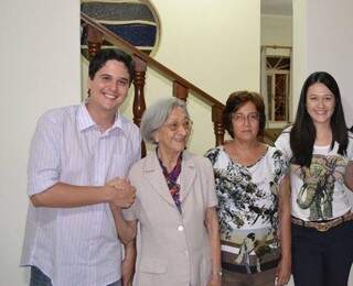 Das fotos de família: com a avó, dona Iracema. (Foto: Arquivo Pessoal)