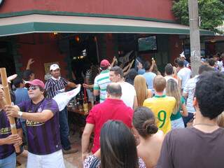 Público se aglomera em bar para assistir última rodada do Campeonato Brasileiro. (Foto: Fernando da Mata)