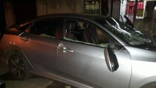 Carro de vereadora, estacionado perto da agência, foi destruído a tiros (Foto: Direto das Ruas)