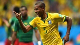 Fernandinho ocupou a lateral antes ocupada por Paulinho (Foto: Getty Images/Fifa)