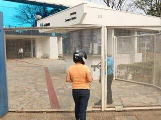 Candidata encontra o portão fechado na Uniderp no dia da realização da prova escrita (Foto: Paulo Francis)