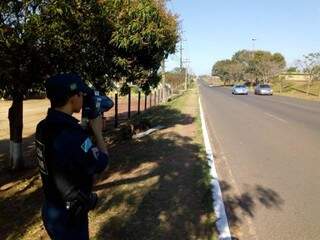 Polícia de Trânsito com radar móvel na avenida Cônsul Assaf Trad. (Divulgação/Batalhão de Trânsiyo).