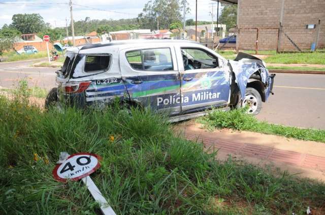 Viatura da PM causa acidente e capota durante persegui&ccedil;&atilde;o a dupla em moto