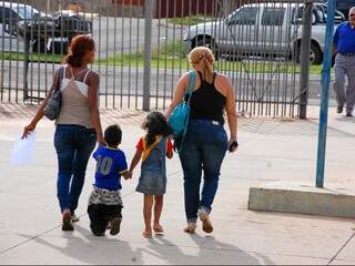 A mãe do lado esquerdo com os dois filhos acompanhada de uma amiga. (Foto: Simão Nogueira)
