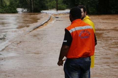 Prefeituras suspendem atendimento para planejar obras devido às chuvas
