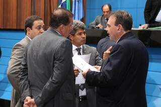 Deputados Márcio Fernandes, Eduardo Rocha e Pualo Siufi, durante a sessão (Foto: Victor Chileno)