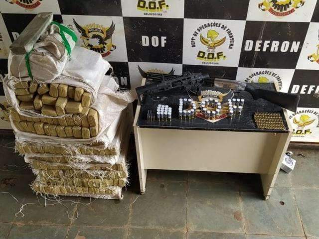 Pol&iacute;cia apreende droga, armas e 185 muni&ccedil;&otilde;es em carro roubado