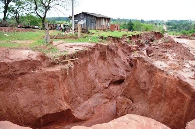 Chuva destr&oacute;i trecho de estrada e eros&otilde;es interrompem tr&acirc;nsito na MS-475