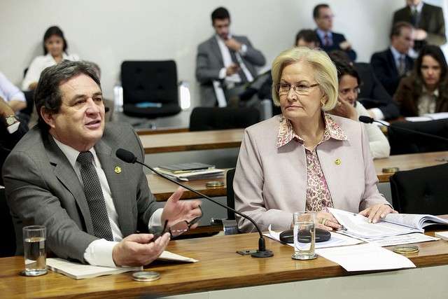 Moka prop&otilde;e suspens&atilde;o do recesso para analisar impeachment de Dilma