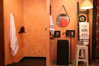 Detalhe do banheiro em ambiente inspirado na música de Arnaldo Antunes: &quot;A casa é sua&quot;. (Foto: Kísie Ainoã)