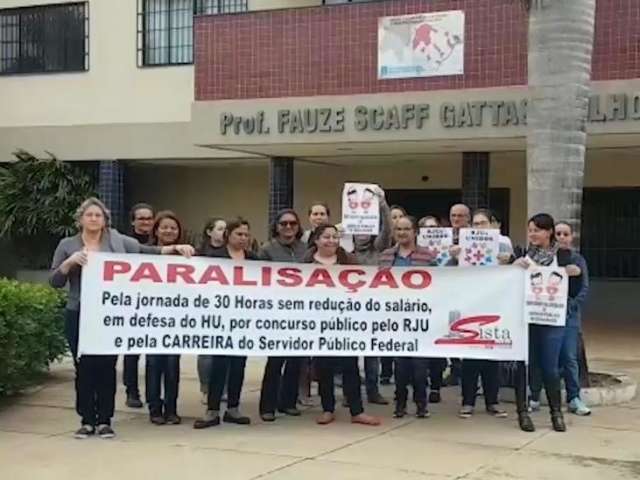 Trabalhadores do HU param em protesto contra o fim da jornada de 30 horas
