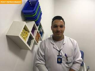 Foi através de uma pesquisa que o auxiliar de laboratório Luciano, de 23 anos, descobriu o Curso da Saúde e mudou de vida. (Foto: Divulgação)