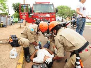 Jovem reclamava de dores no abdômen e foi atendida pelo Corpo de Bombeiros. (Foto: Rodrigo Pazinato)