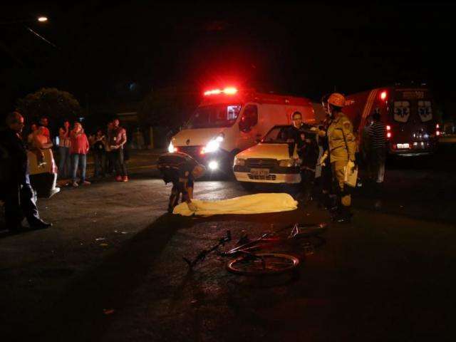 Ciclista morre ao ser atingido por dois ve&iacute;culos em cruzamento 