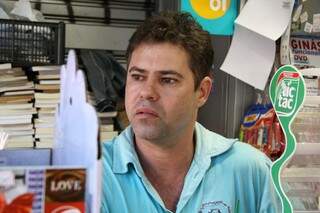  João Silva Carmo, 43 anos, que enquanto era entrevistado foi intimado pela sua funcionária para fechar. (Foto: Marcos Ermínio)