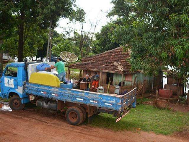 Cheia desaloja duas fam&iacute;lias e amea&ccedil;a bairros &agrave;s margens do rio Dourados