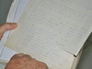 Os cadernos de rascunho do poeta eram feitos de folhas de papel grampeadas e capas desenhadas à mão pelo poeta. (Foto: Arquivo/Marcelo Calazans)