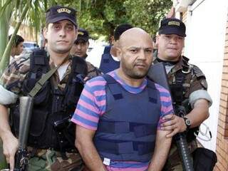 Policiais paraguaios conduzem Capilo, líder do PCC extraditado em janeiro (Foto: ABC Color)