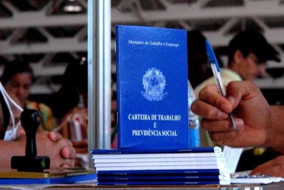 Desemprego cai para 12% no trimestre encerrado em novembro, mostra IBGE