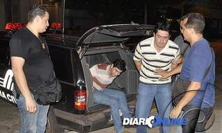 Suspeitos foram levados para delegacia. (Foto:Diário Online)