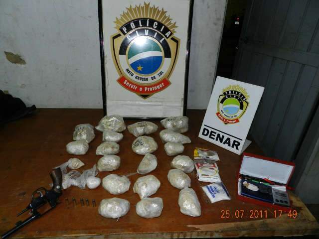  Denar flagra 4 quilos de pasta base e prende dois em casa no Universit&aacute;rio  