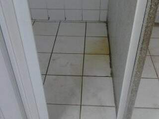 Leitora registrou as péssimas condições de limpeza do banheiro feminino da praça Elias Gadia. (Foto: Dannyela Miranda/Repórter News)