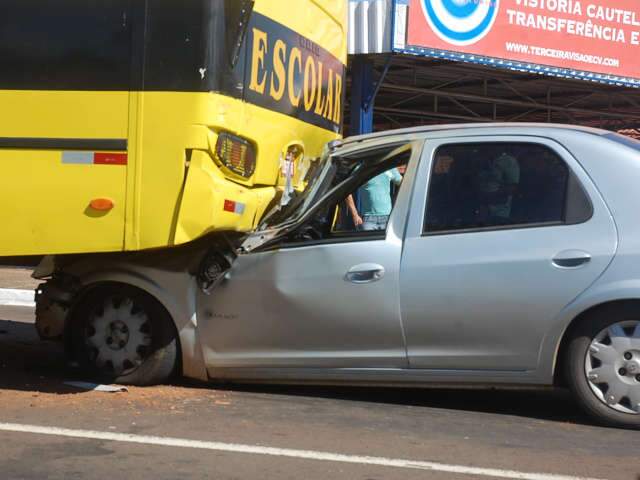  Ap&oacute;s bater em &ocirc;nibus escolar, dois ficam presos a ferragens na F&aacute;bio Zahran