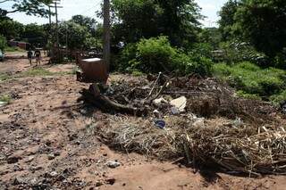 Um buraco perto da casa delas não deixou a água escoar, inundando os barracos (Foto: Cléber Gellio)