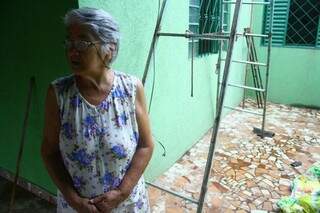 A dona do imóvel atingido, a aposentada Epifânia foi surpreendida com as telhas “voando” para o quintal da casa. (Foto: Marcos Ermínio)