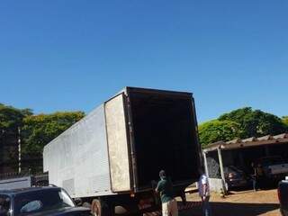 Caminhão-baú transportava mudança e também carga de quase uma tonelada, descoberta em Campo Grande (Foto: divulgação PF)
