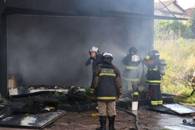 Inc&ecirc;ndio destr&oacute;i loja de roupas aberta h&aacute; seis meses na Via Parque
