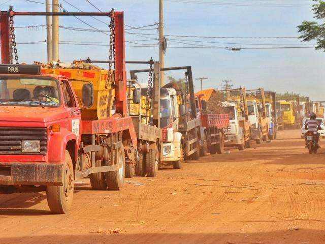 Manuten&ccedil;&atilde;o gera fila de caminh&otilde;es aguardando para despejar entulho